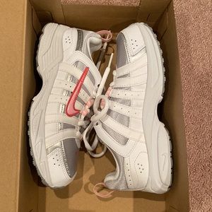 1.5 Y KIDS NIKE RUNNING SHOES